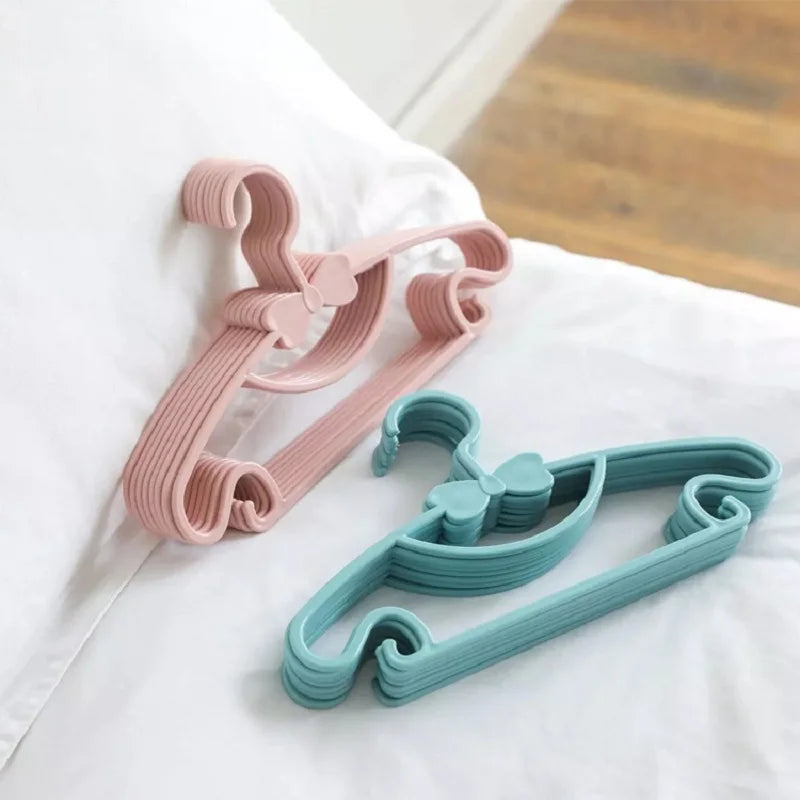 Perchas para ropa de bebé perchas de plástico portátiles para abrigos, toallas y bufandas, con diseño resistente al viento, ideales para organizar la ropa infantil.