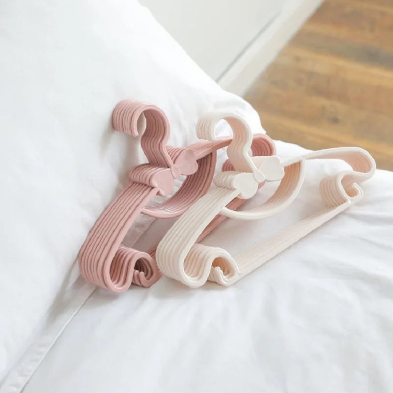 Perchas para ropa de bebé perchas de plástico portátiles para abrigos, toallas y bufandas, con diseño resistente al viento, ideales para organizar la ropa infantil.