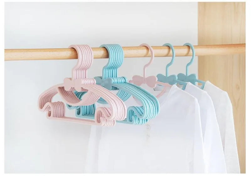 Perchas para ropa de bebé perchas de plástico portátiles para abrigos, toallas y bufandas, con diseño resistente al viento, ideales para organizar la ropa infantil.