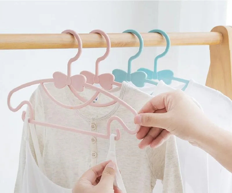 Perchas para ropa de bebé perchas de plástico portátiles para abrigos, toallas y bufandas, con diseño resistente al viento, ideales para organizar la ropa infantil.